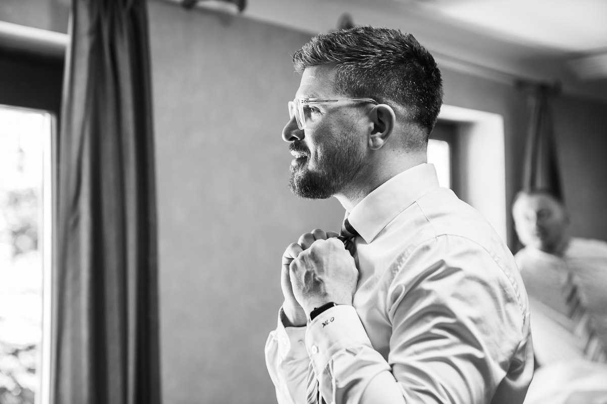 Ondřej si váže kravatu před obřadem