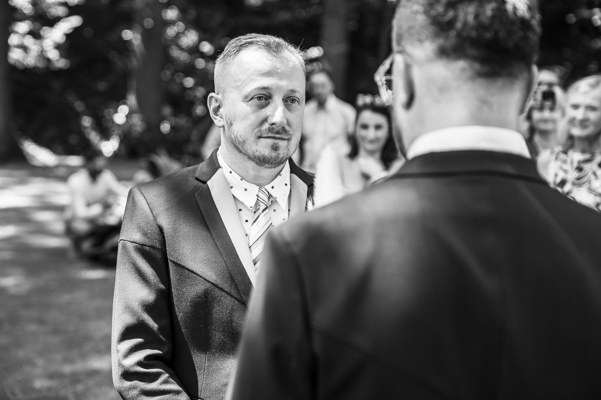 Dojatý pohled Dennise při svatebním obřadu