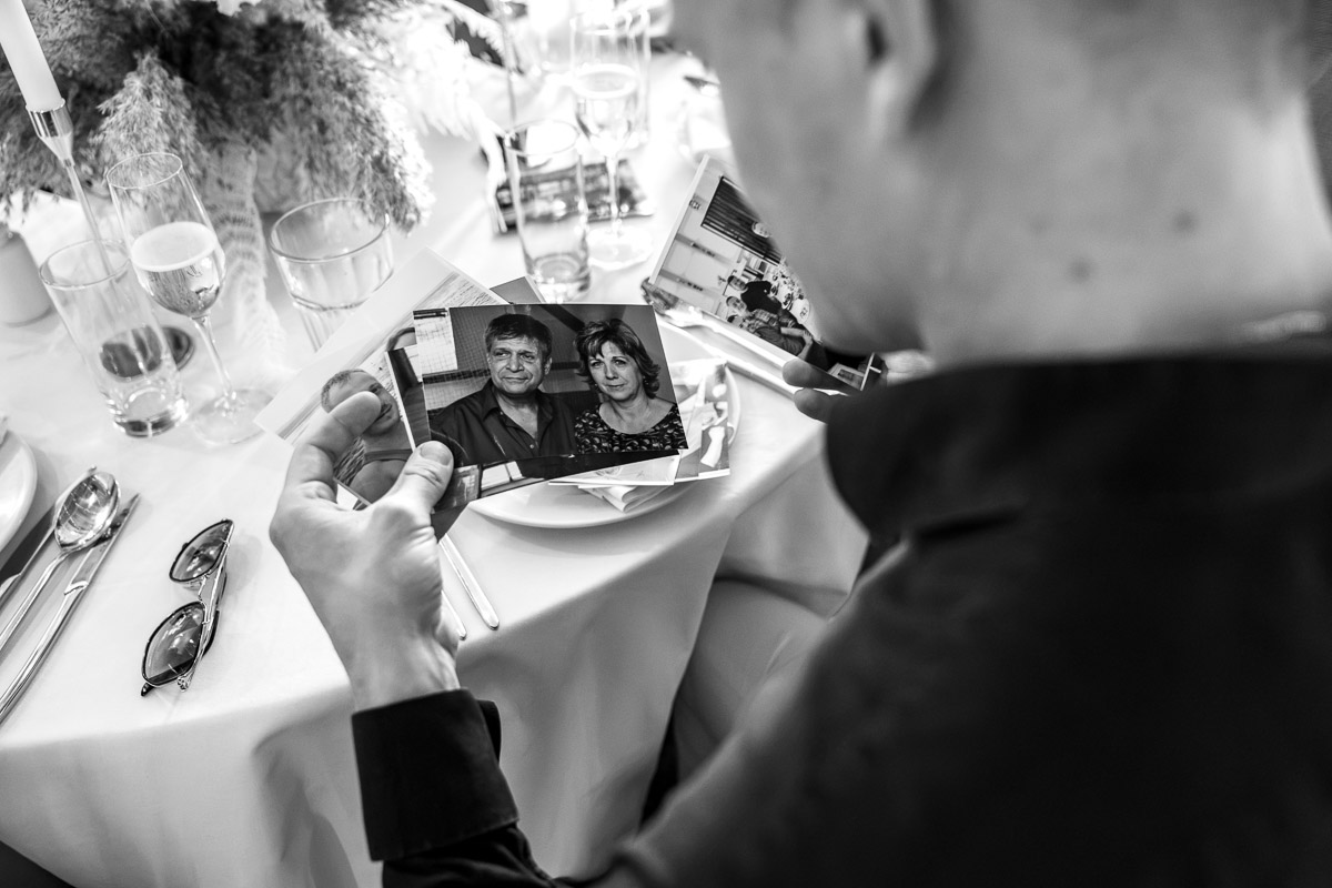 Svatebčan si prohlíží rodinné fotografie