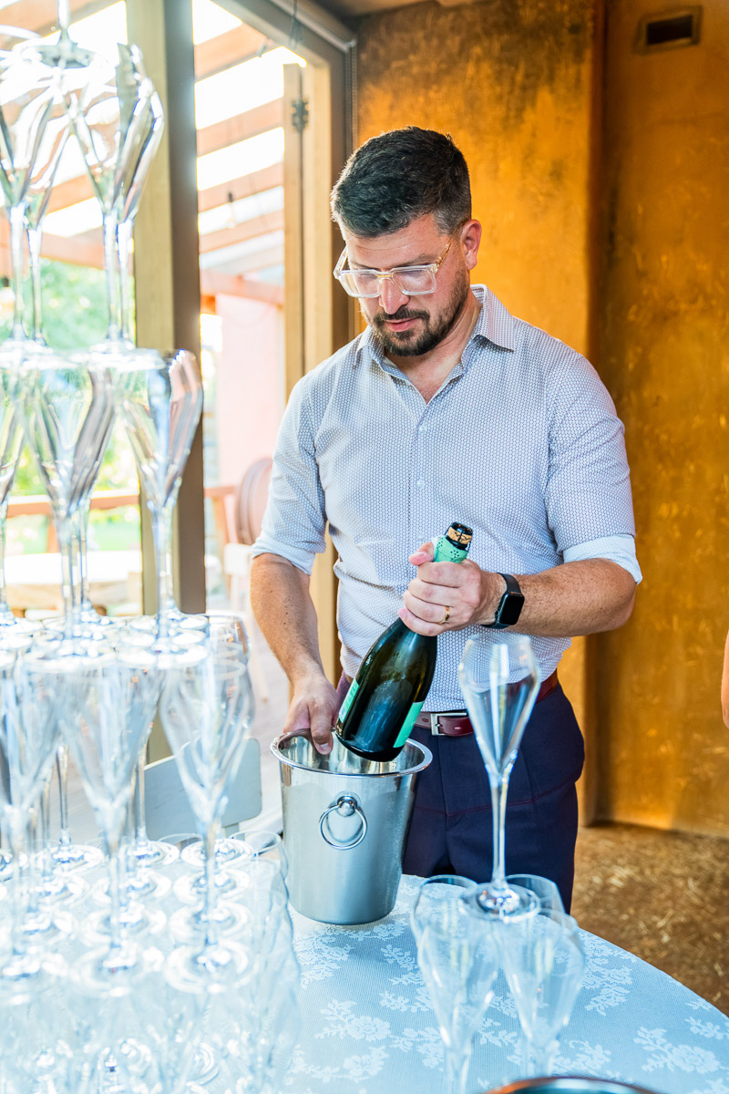 Ondřej otevírá sekt ke slavnostnímu přípitku