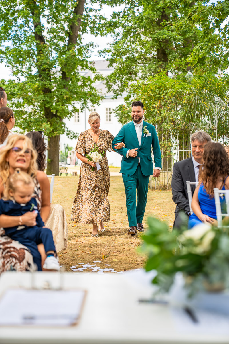 Příchod ženicha s maminkou k obřadu
