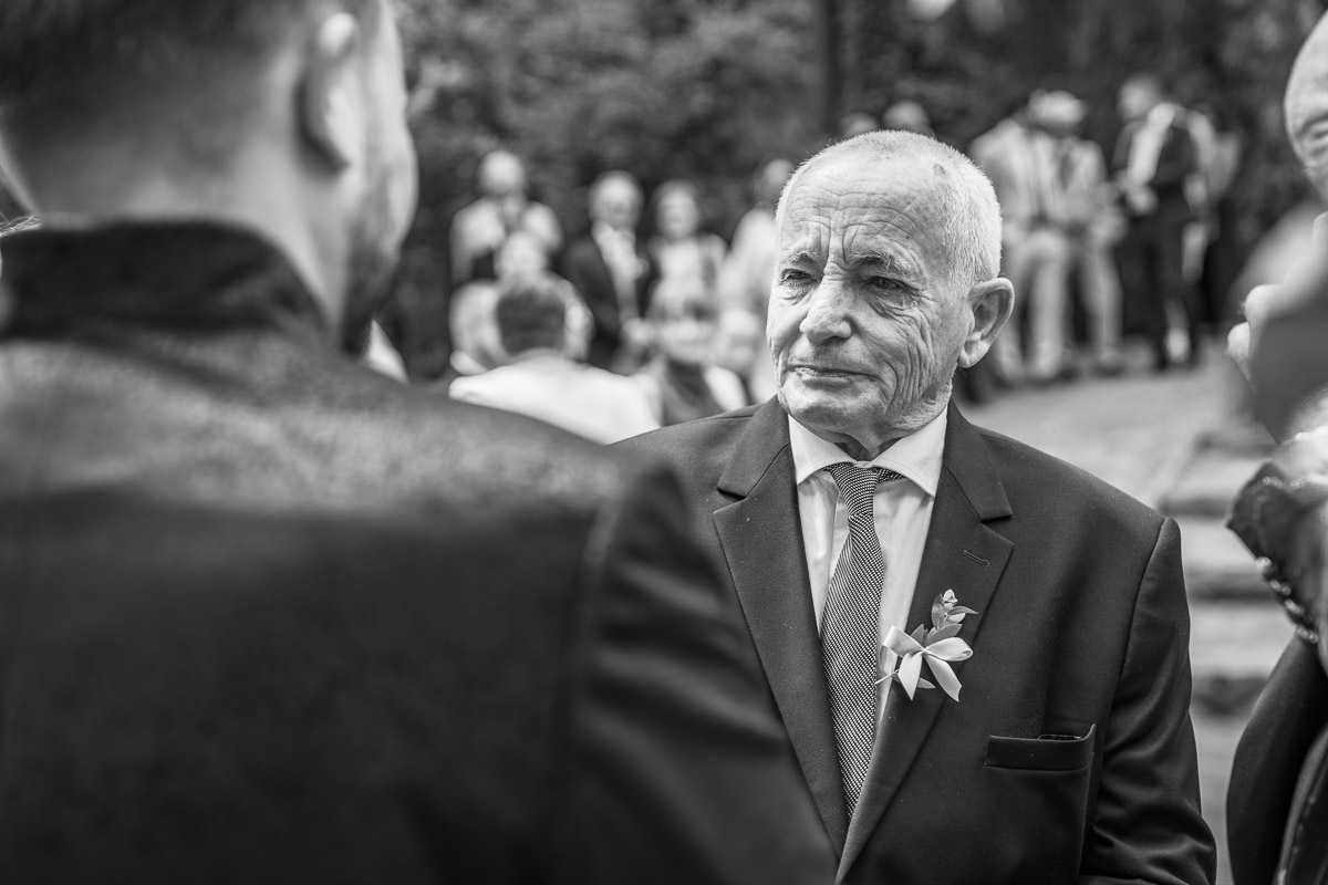 Portrét dojatého svatebního hosta