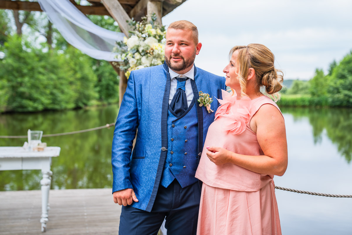 Svědek s partnerkou u obřadního mola